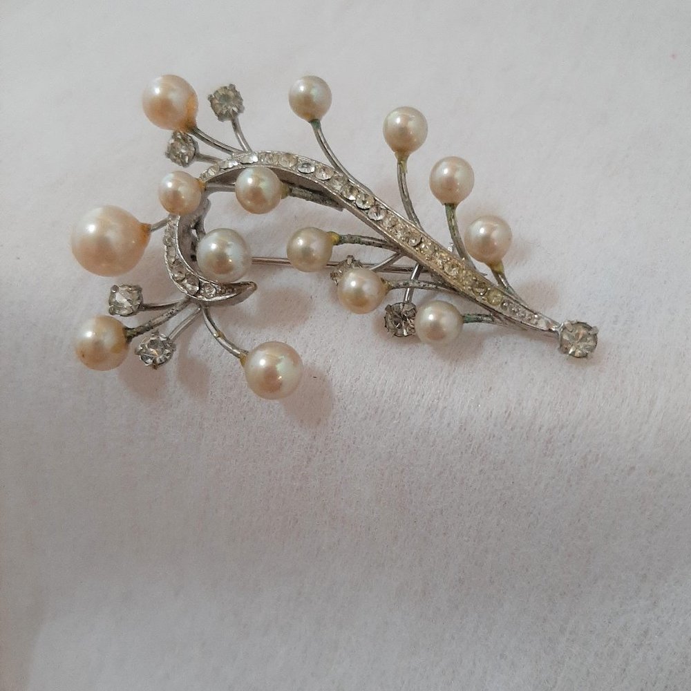 Vendome silver tone brooch with pearls